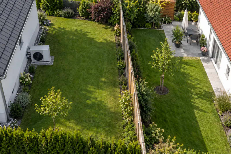 Wärmepumpe mit Abstand zum Nachbargrundstück in einem Garten in Niederösterreich